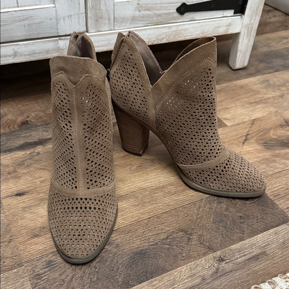 Vince Camuto Leather Ankle Booties Size 8